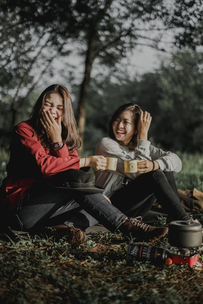 两个拿着杯子的女人互相嘲笑